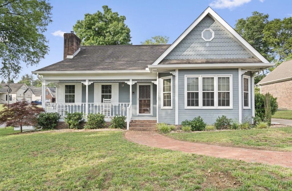 105 Barker Lane Nw, Cleveland