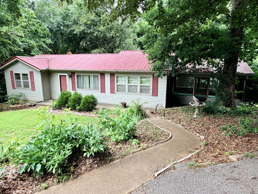 2155 Spring Hill Rd, Paris