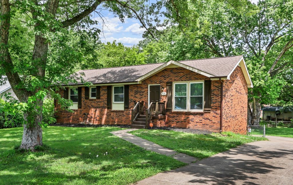 210 Maplewood Dr, Clarksville