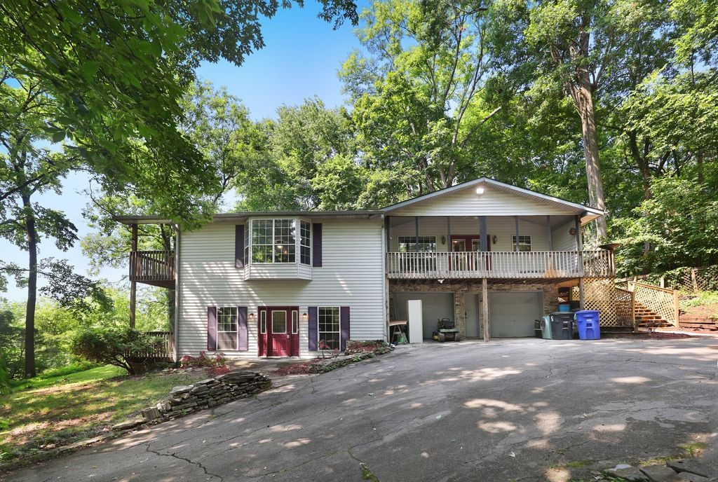 1153 Bear Creek Pike, Columbia