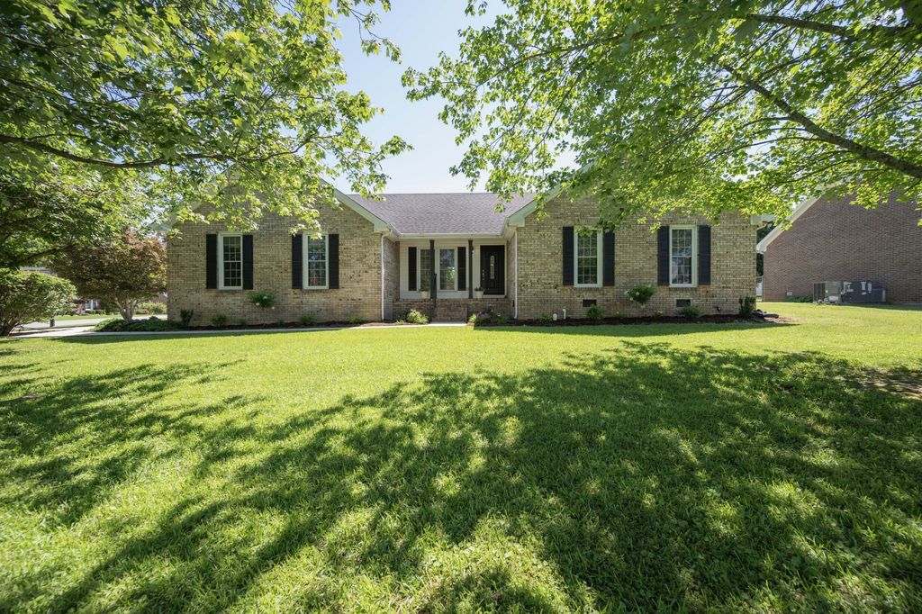 152 Greenbriar Cir, Manchester