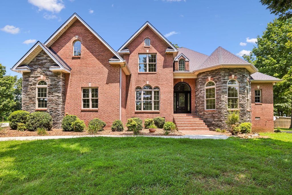 231 Point Dr, Belvidere