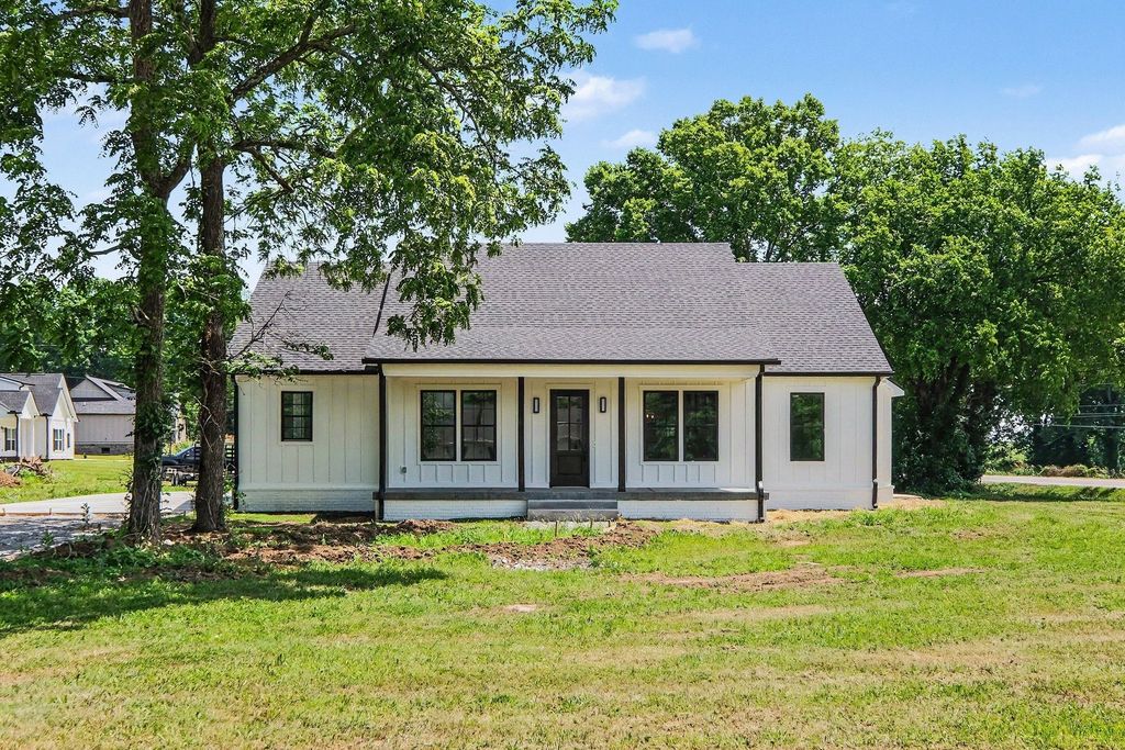 1798 Twin Caves Dr, Lewisburg