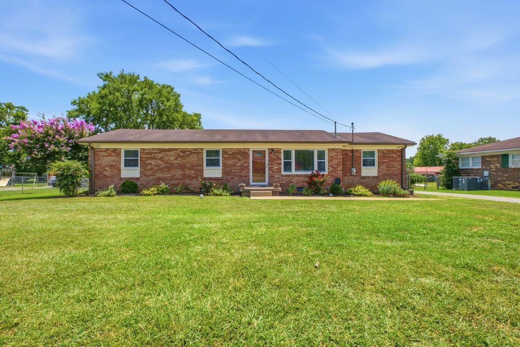 424 Sam Houston Dr, Lebanon