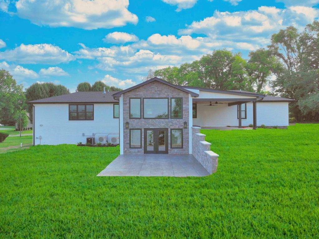 132 Circle Dr, Hendersonville