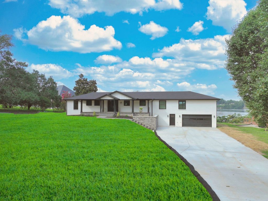 132 Circle Dr, Hendersonville