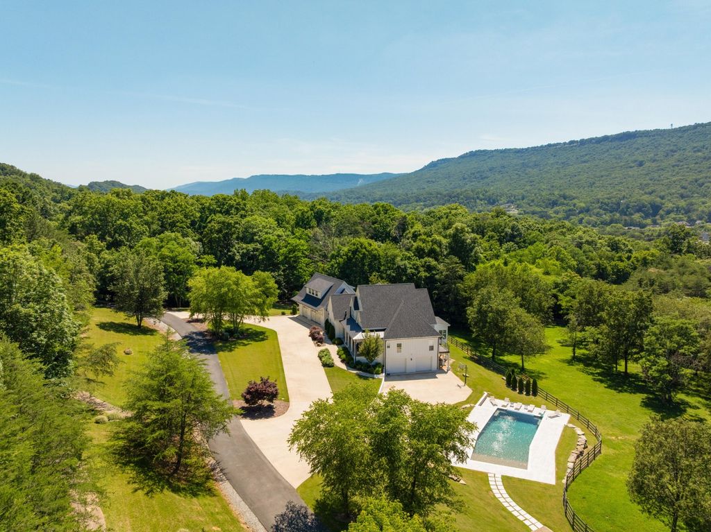 527 Reads Lake Road, Chattanooga