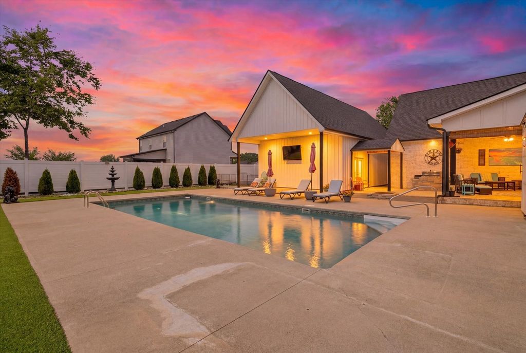 348 Ellington Dr, Clarksville