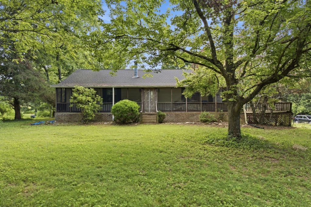 145 Crenshaw Rd, Bethpage