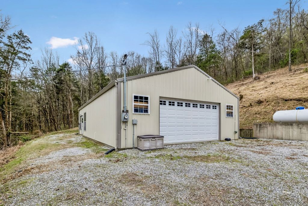 18 York Ln, Elmwood