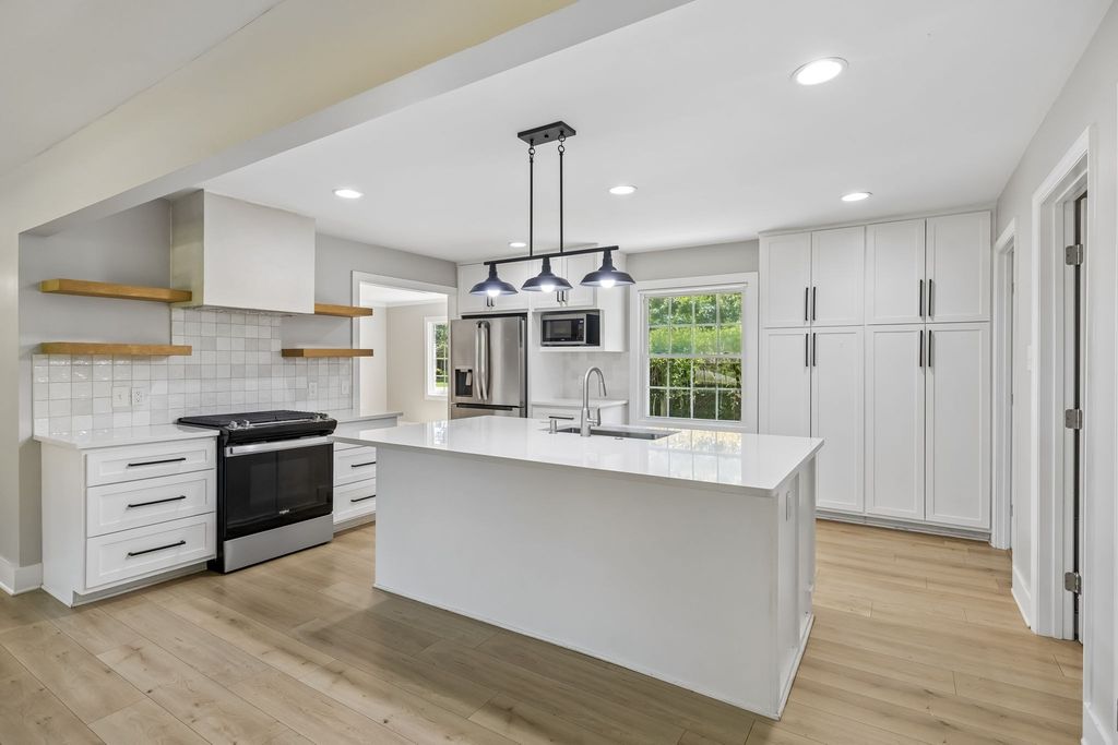 1401 Manor Rd, Columbia