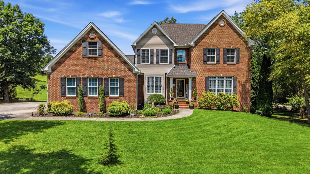 227 English Oaks Drive Ne, Cleveland