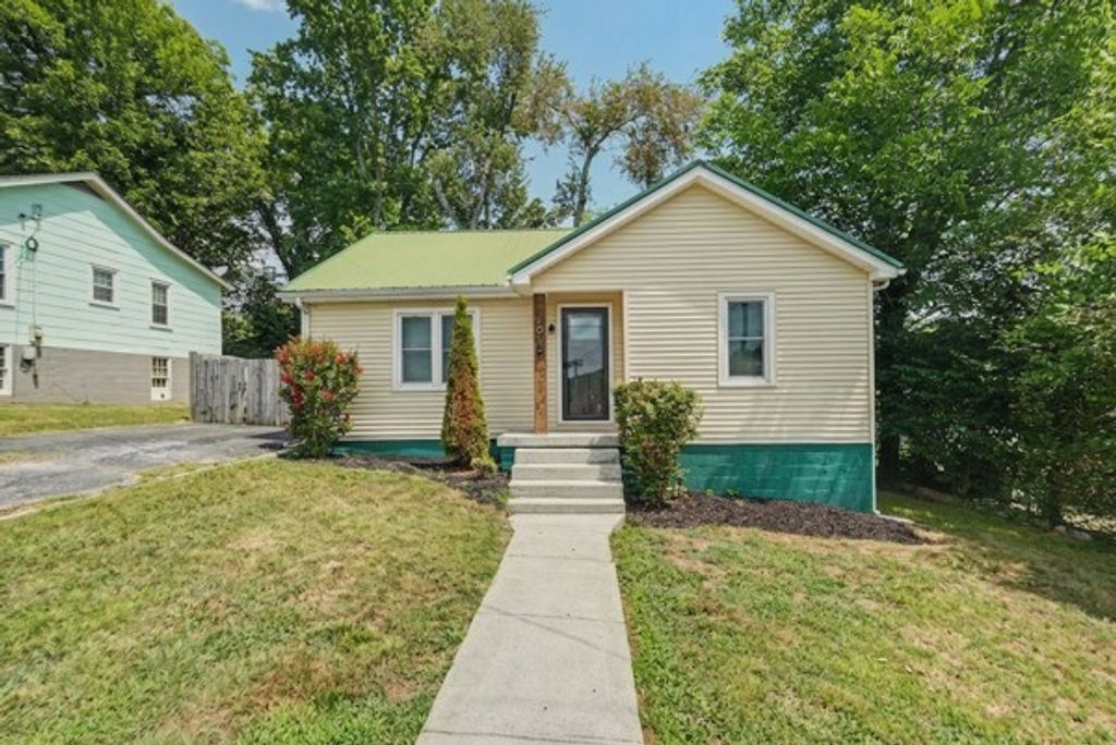 401 College Ave E, Carthage