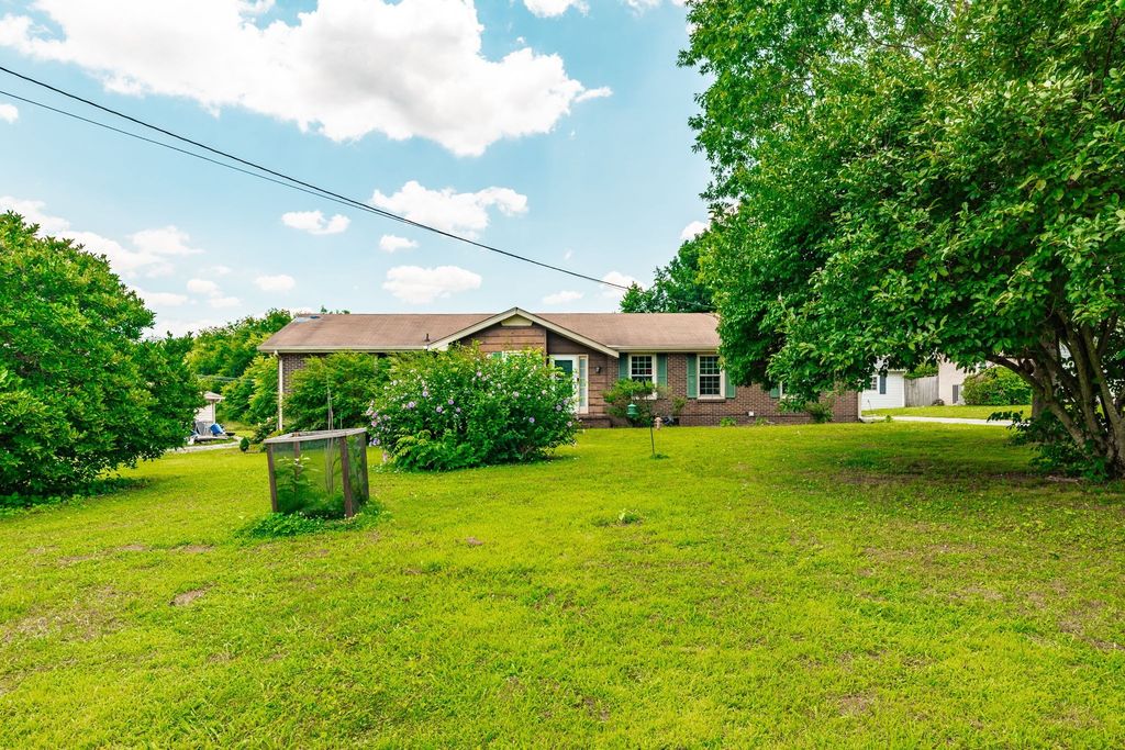 102 Lake Point Dr, Gallatin
