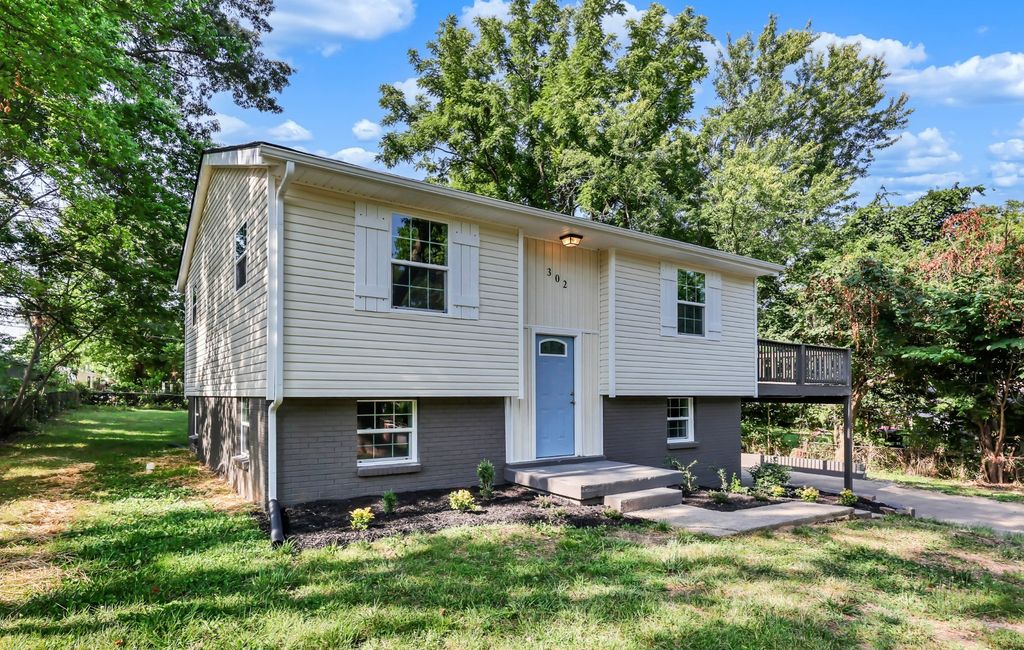 302 Plantation Dr, Clarksville