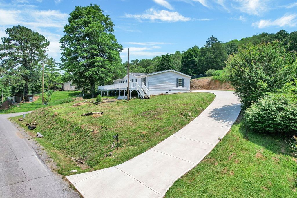 1196 White Oak Road Nw, Cleveland