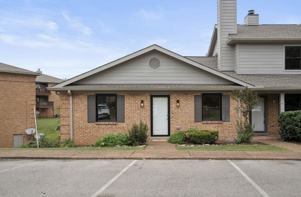 225 Ellington Pl, Madison