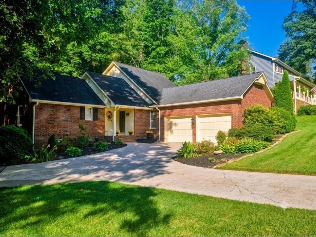 348 Hickory Hills Drive Ne, Cleveland