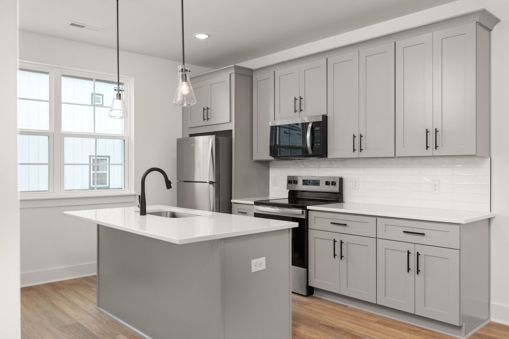 700 N Dupont Ave #207, Madison