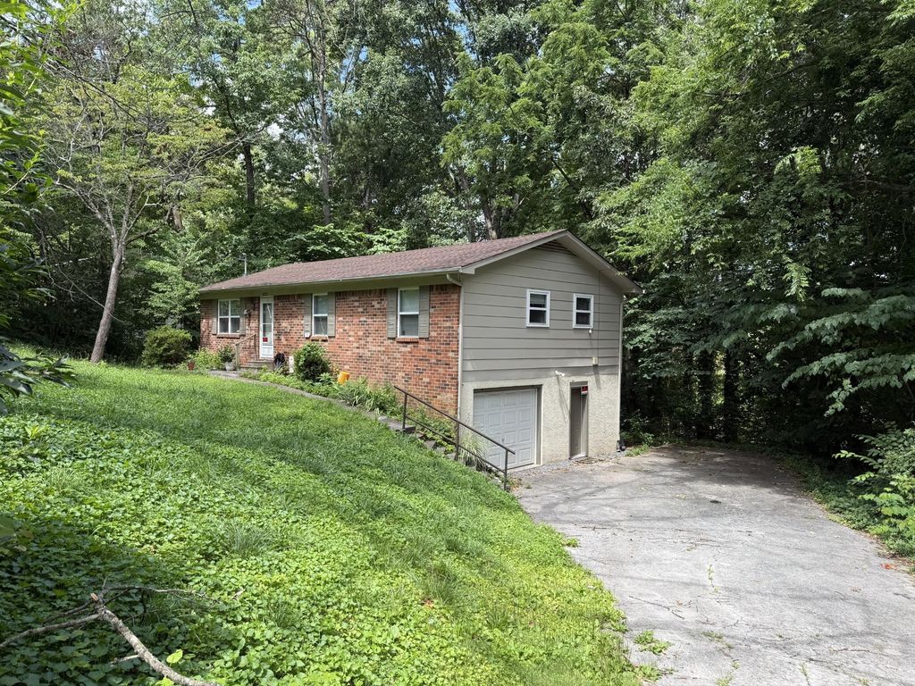 4030 Lynncrest Drive Ne, Cleveland