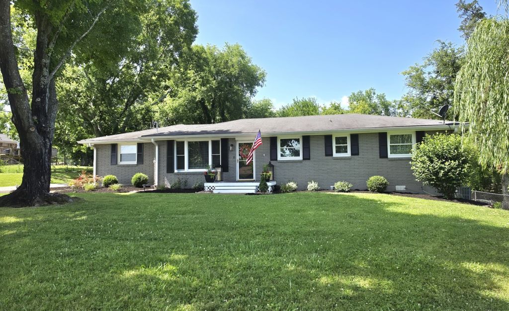 210 Elnora Ct, Hendersonville