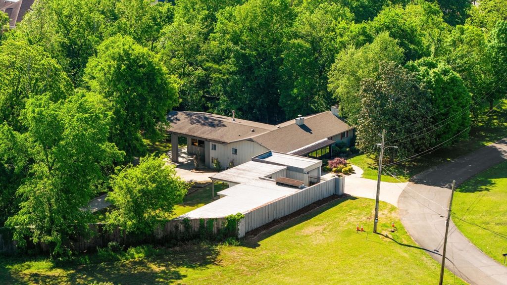 565 Hillcrest Circle, Etowah