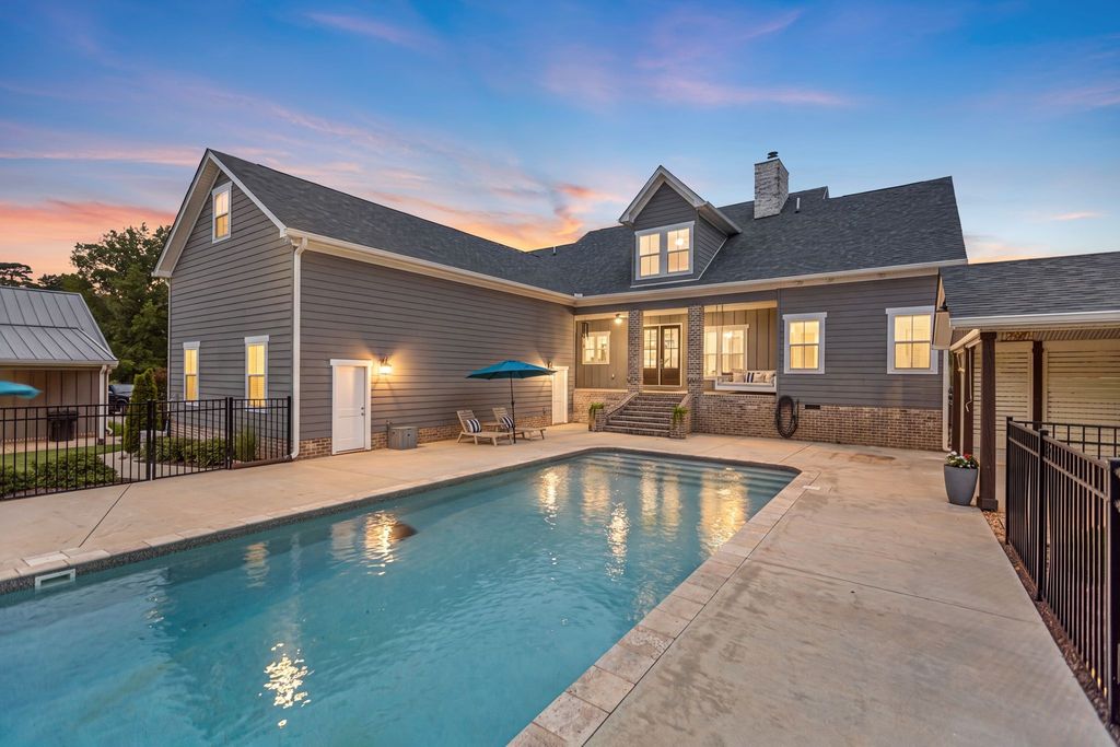 69 Meadows Rd, Hillsboro