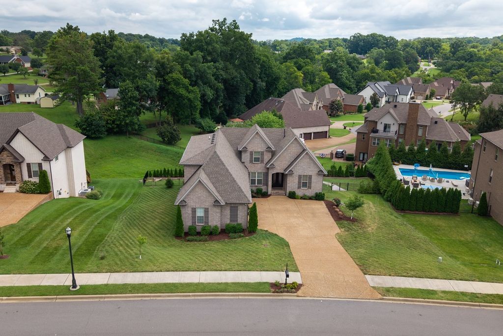 1110 Luxborough Dr, Hendersonville