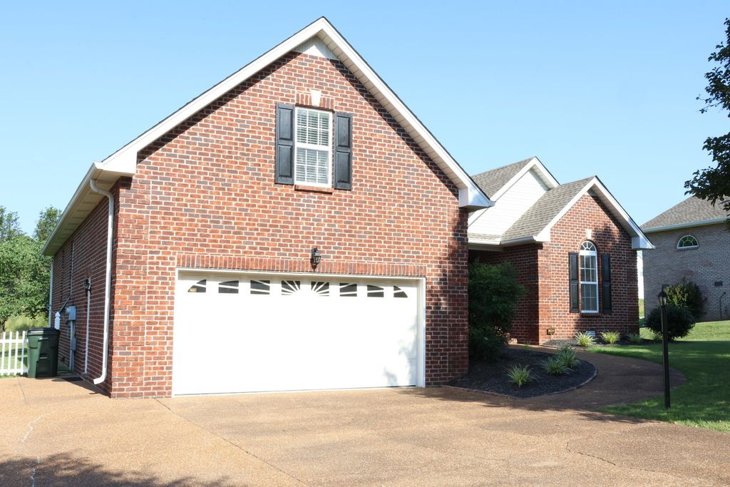 332 Hazeltine Dr, Gallatin