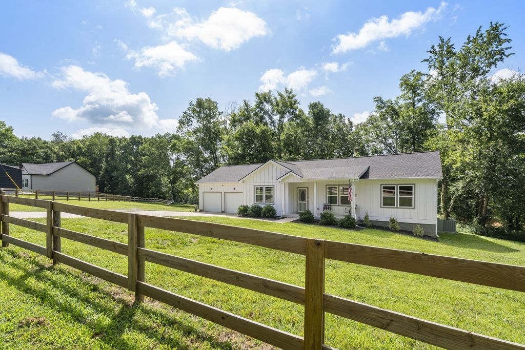 1505 E Piney Rd, Dickson