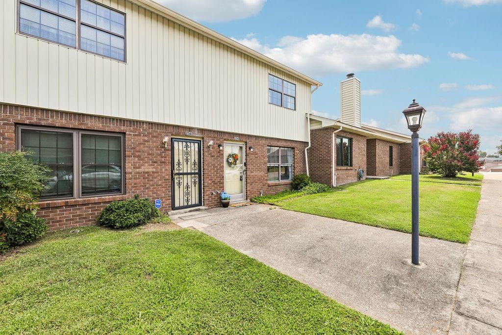 254 Mayflower Ln N, Madison