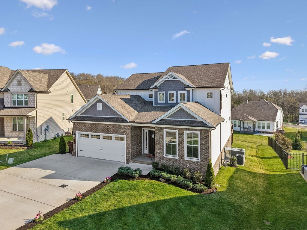 412 Jimmie Bell Dr, Hendersonville