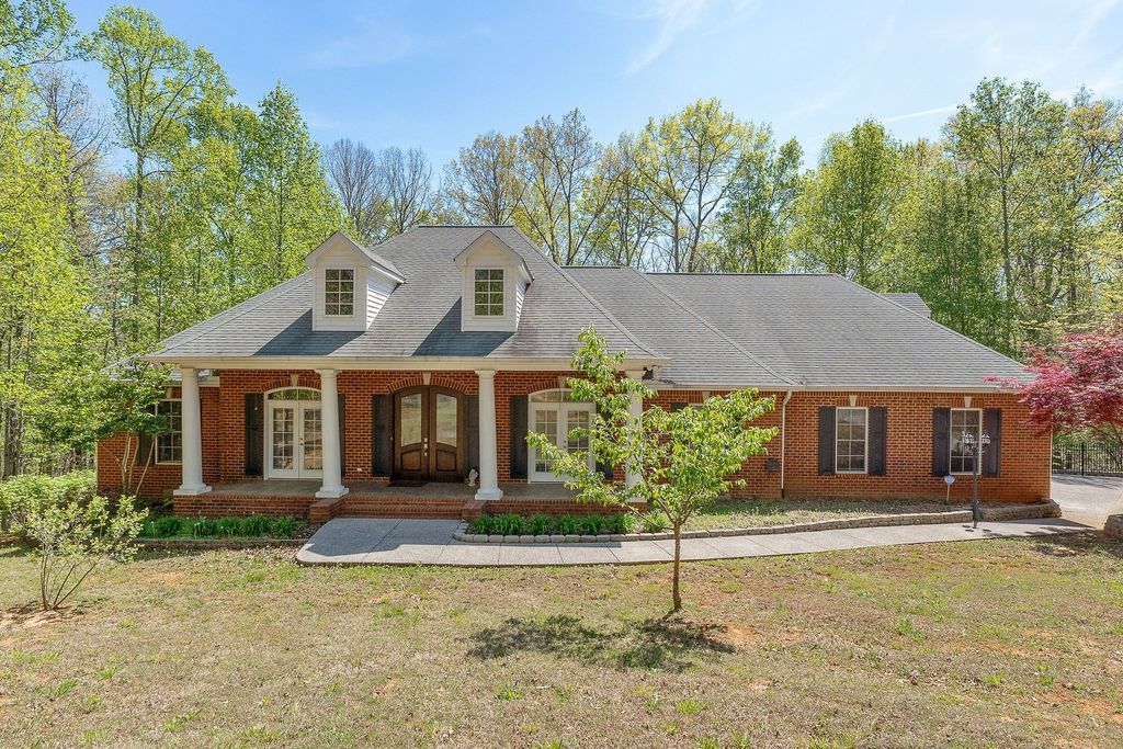 120 Dunrobin Ct, Sparta