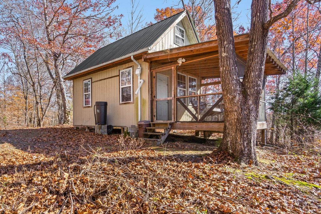 353 Red Bud Ln, Hilham