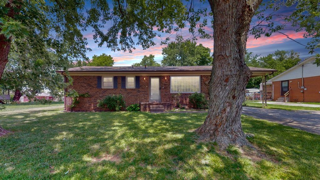 602 Holiday Park Dr, Hopkinsville
