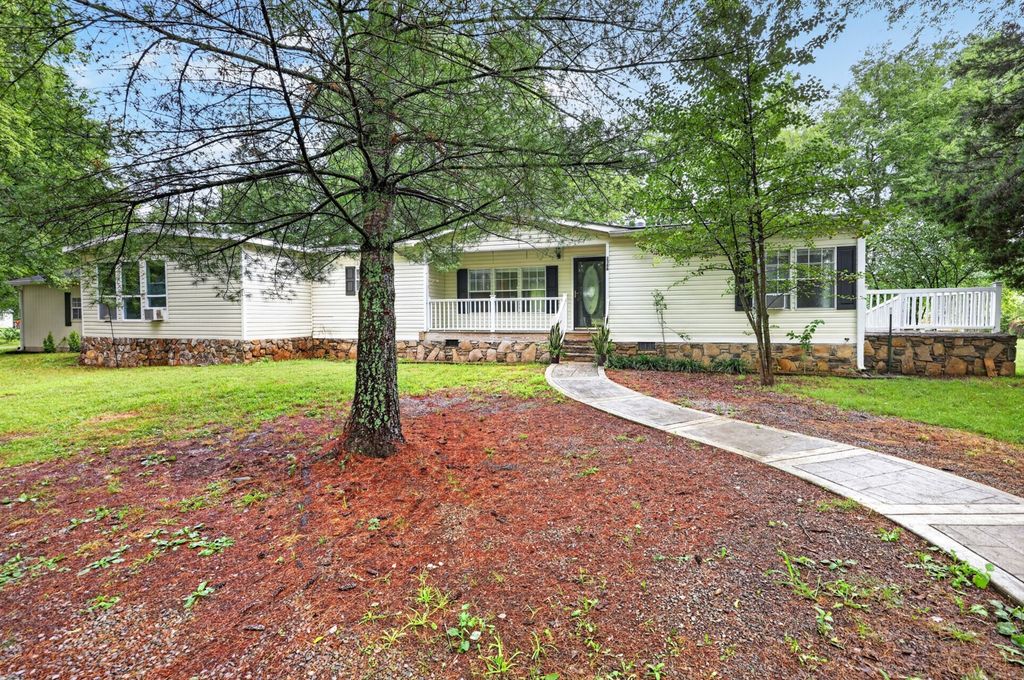 2388 Bear Creek Pike, Columbia