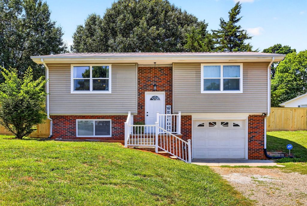 235 Oak Grove Road, Madisonville