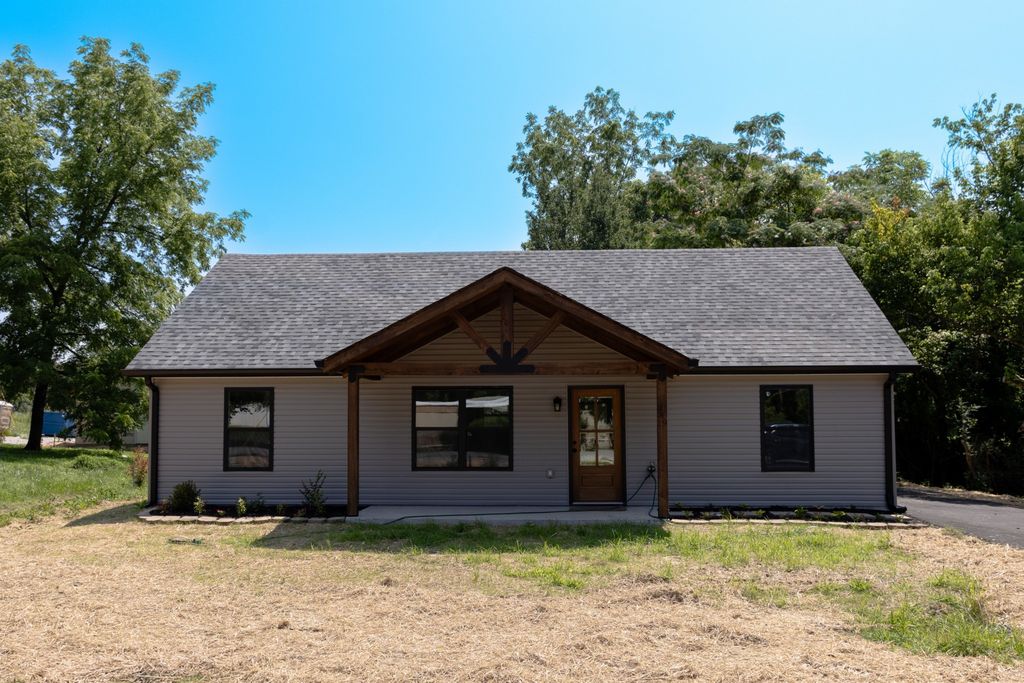 249 N Walnut St, Hohenwald