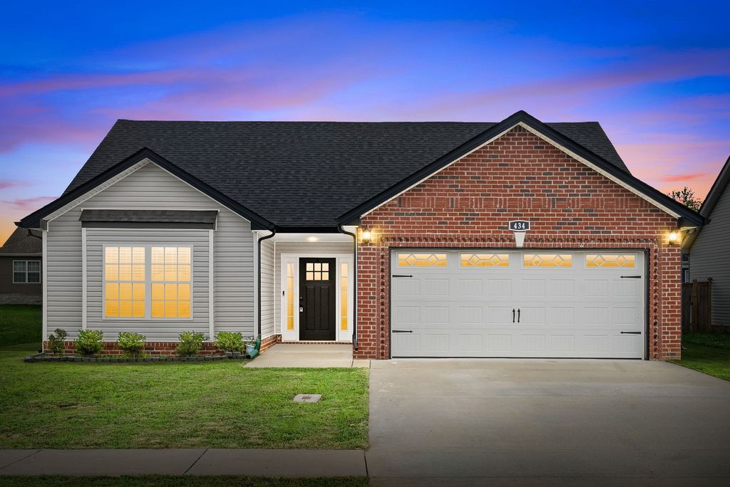 434 Irish Hills Dr, Clarksville