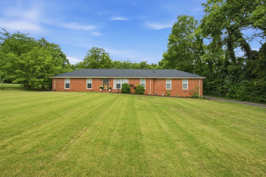 228 Maple Hill Rd, Lebanon