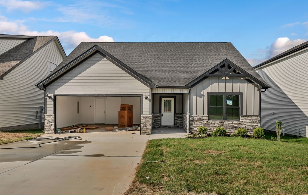 2800 Brewster Dr, Clarksville