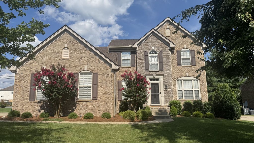 1023 Avery Trace Cir, Hendersonville