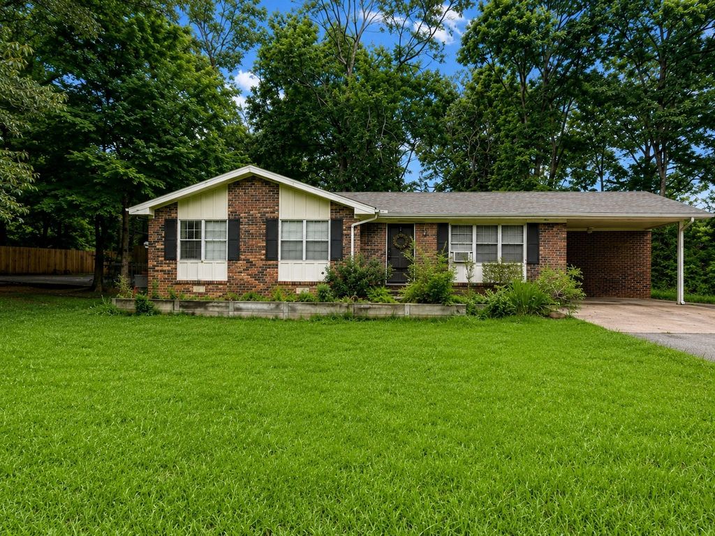 655 E End Dr, Savannah