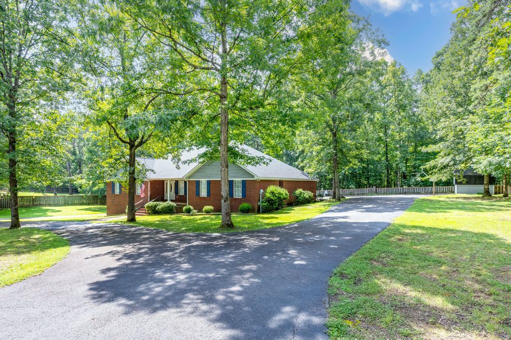 106 Parkwood Ln, Hohenwald