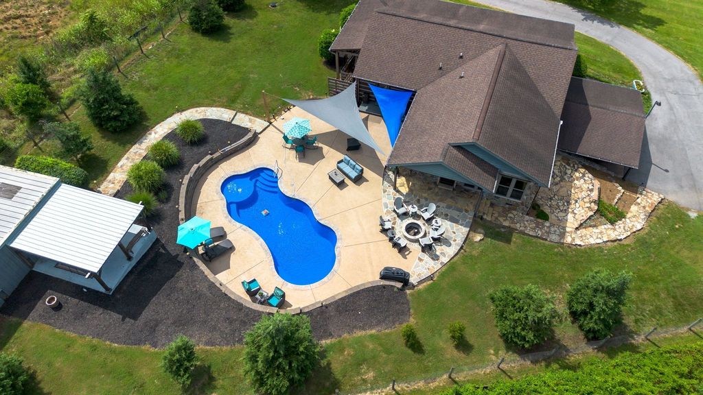 812 New Shackle Island Rd, Hendersonville