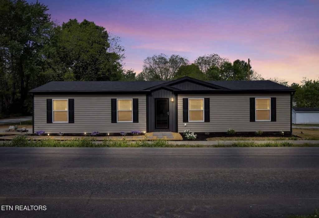 9 Hamilton Ave, Englewood