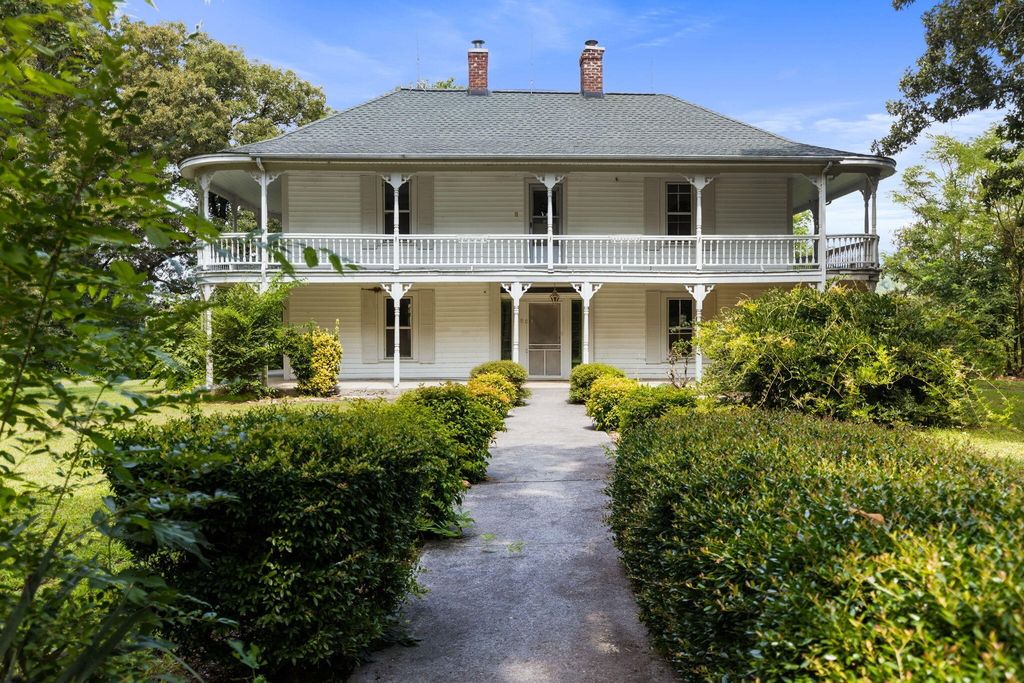 200 Memory Lane, Benton