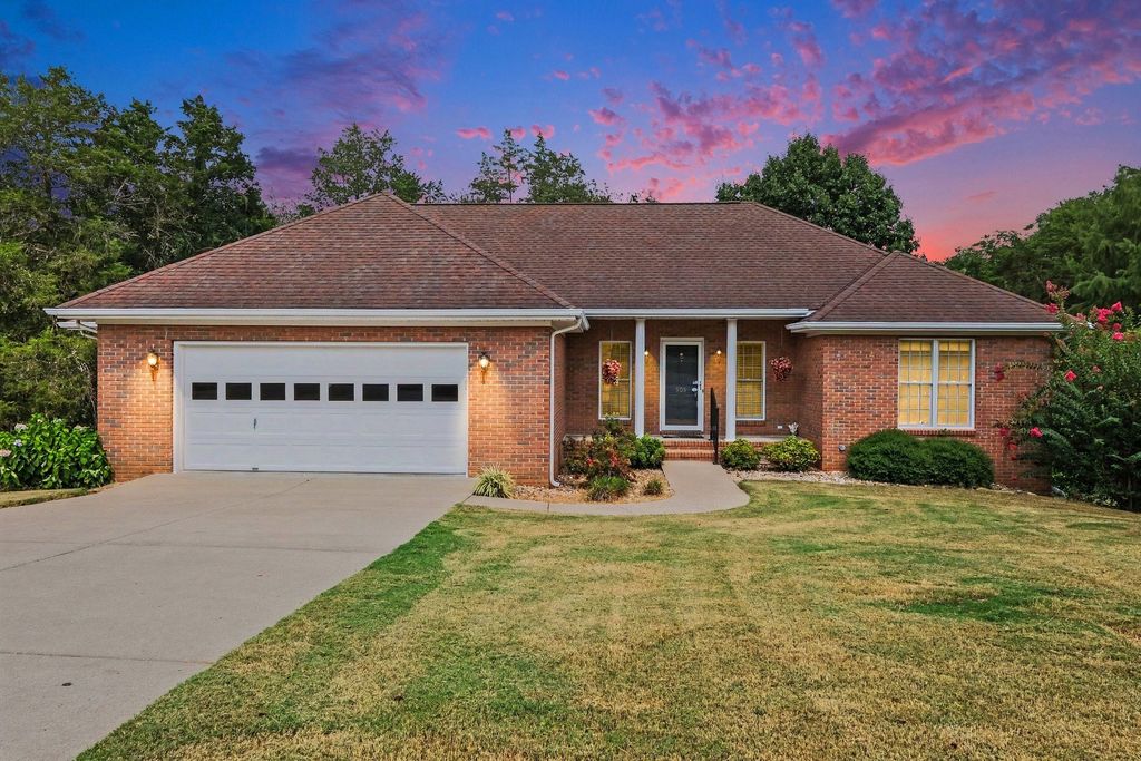 909 Greenview Dr, Fayetteville