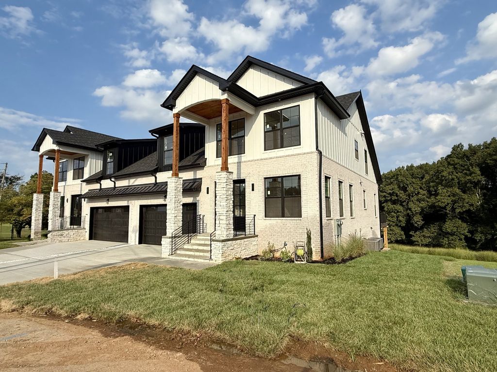 111 Fairway Dr, Clarksville