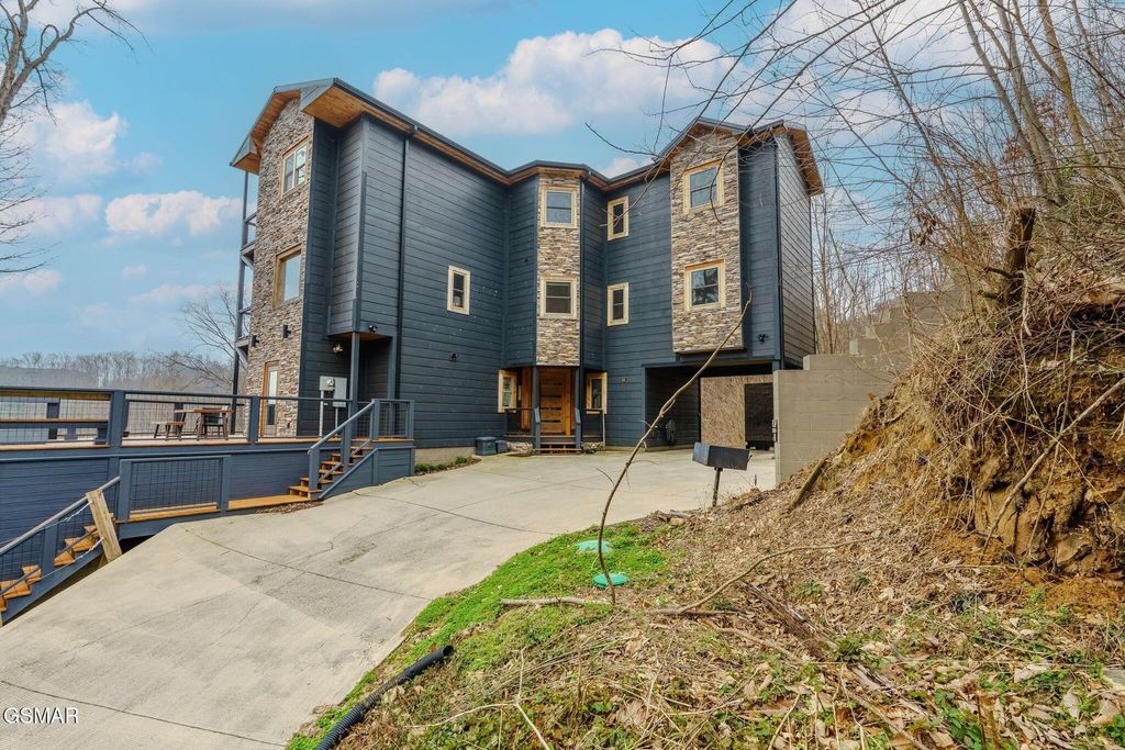 868 Cliff Branch Road, Gatlinburg